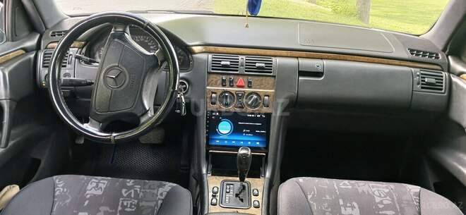 Mercedes E 230 1996, 390,000 km - 2.3 л - Qax