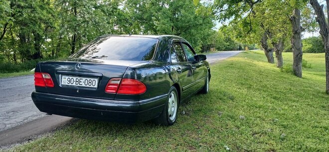 Mercedes E 230 1996, 390,000 km - 2.3 л - Qax