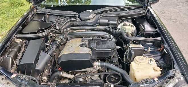 Mercedes E 230 1996, 390,000 km - 2.3 л - Qax