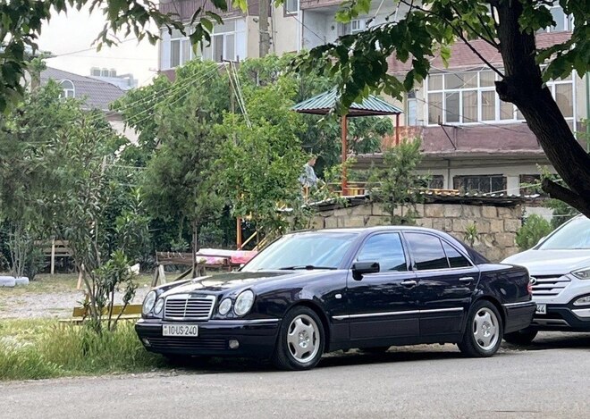 Mercedes E 240 1997, 322,000 km - 2.4 l - Bakı