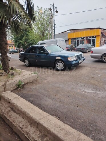 Mercedes E 200 1990, 234,560 km - 2.0 l - Masallı