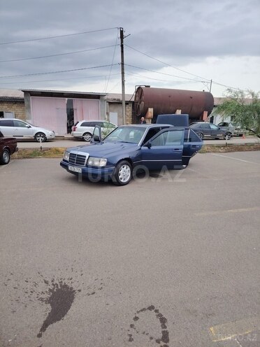 Mercedes E 200 1990, 234,560 km - 2.0 l - Masallı