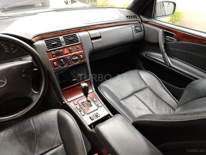 Mercedes E 320 2001, 195,000 km - 3.2 l - Bakı