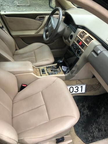Mercedes E 240 2000, 297,000 km - 2.4 л - Göygöl