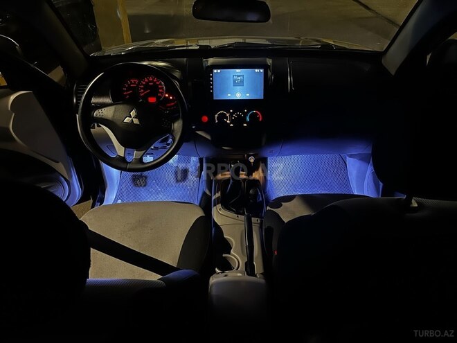 Mitsubishi L200 2011, 271,000 km - 2.5 l - Bakı