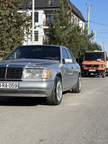 Mercedes E 300 1992, 357,432 km - 3.0 l - Quba