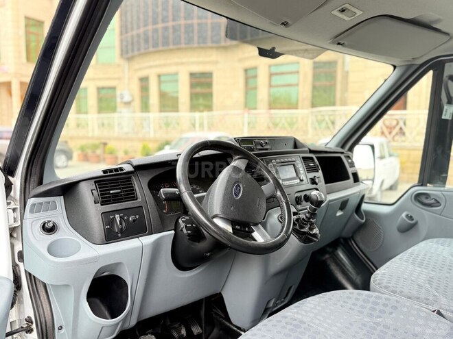 Ford Transit-11