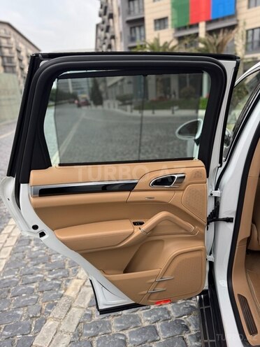 Porsche Cayenne-12