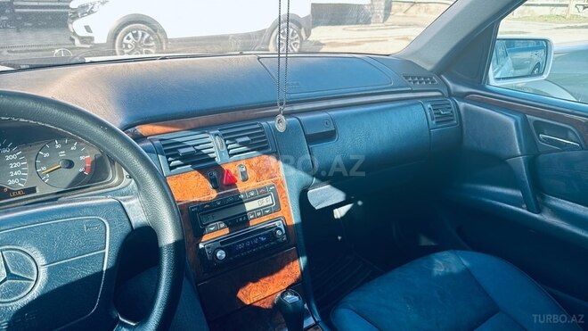 Mercedes E 240 1998, 230,000 km - 2.4 l - Zaqatala
