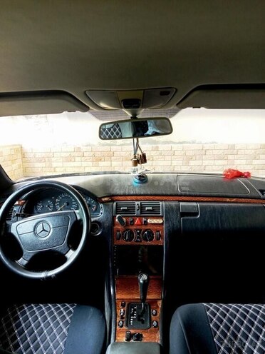 Mercedes E 240 1999, 212,309 km - 2.4 л - Şirvan