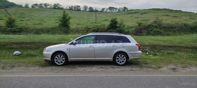 Toyota Avensis 2004, 294,886 km - 2.0 l - Quba
