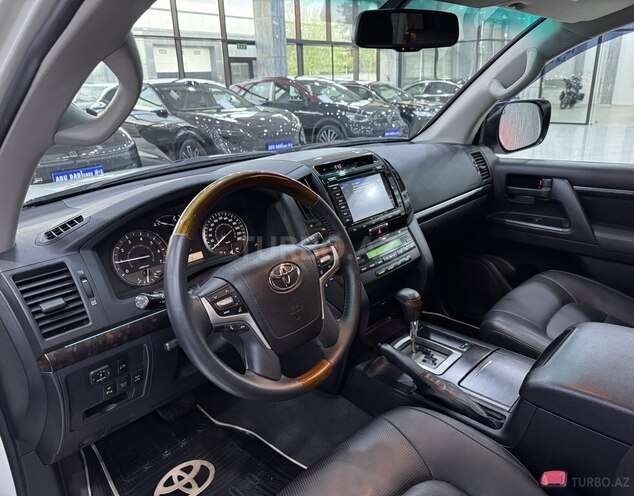 Toyota Land Cruiser-9