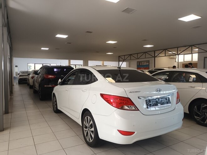 Hyundai Accent-2