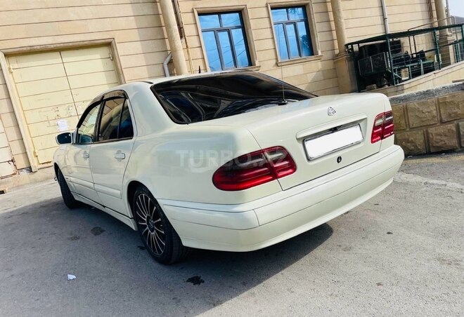 Mercedes E 220 d 2001, 298,000 km - 2.2 l - Bakı
