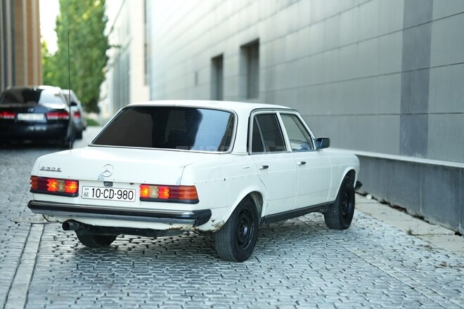 Mercedes E 230 1983, 245,000 km - 2.3 l - Bakı
