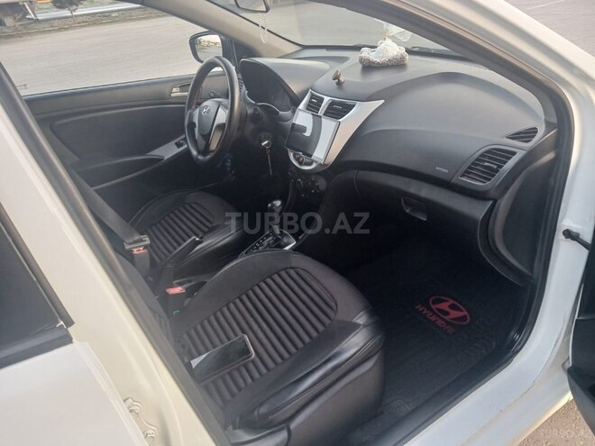 Hyundai Accent-13