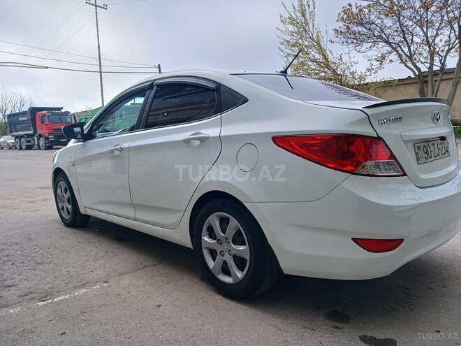 Hyundai Accent-4