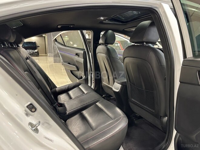 Hyundai Elantra-11