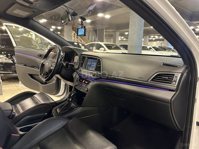 Hyundai Elantra-8