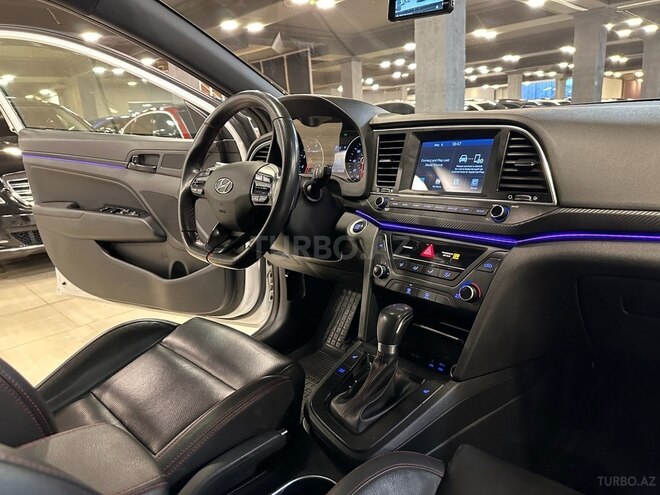 Hyundai Elantra-12