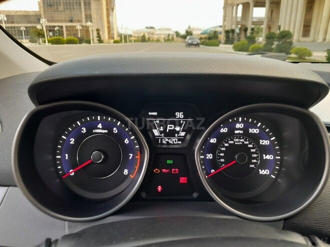 Hyundai Elantra 2015, 100,000 km - 1.8 л - Ucar