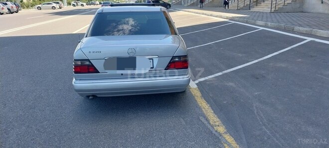 Mercedes E 220 1995, 266,000 km - 2.2 l - Sumqayıt