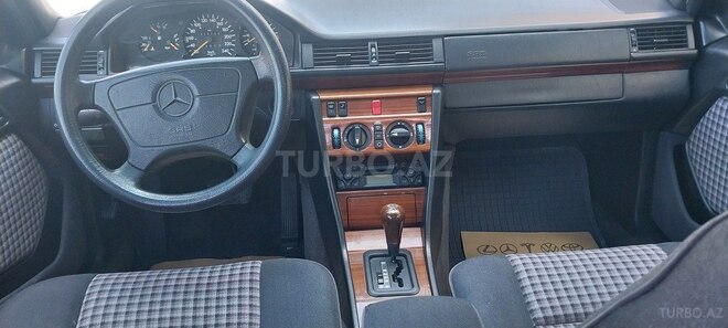 Mercedes E 220 1995, 266,000 km - 2.2 l - Sumqayıt