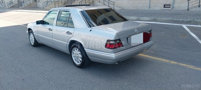 Mercedes E 220 1995, 266,000 km - 2.2 l - Sumqayıt