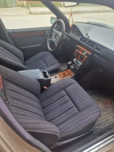 Mercedes E 230 1990, 355,000 km - 2.3 l - Bakı