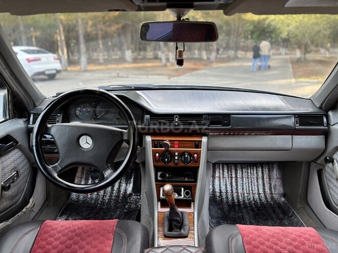 Mercedes E 200 d 1992, 215,600 km - 2.0 l - Bakı