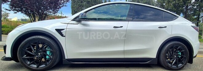 Tesla Model Y-4
