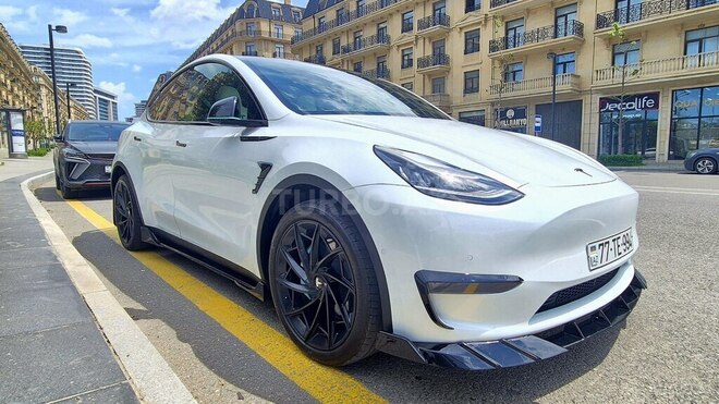 Tesla Model Y-12