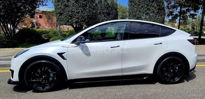 Tesla Model Y-16