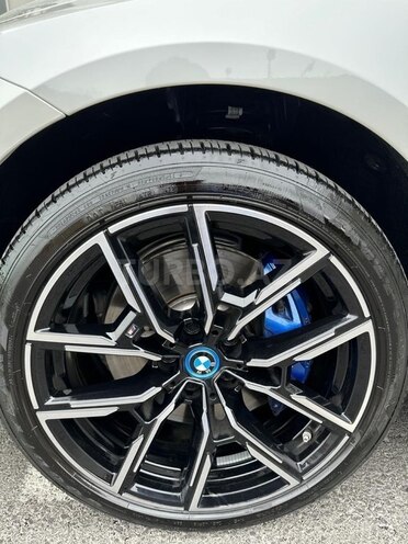 BMW i4-8