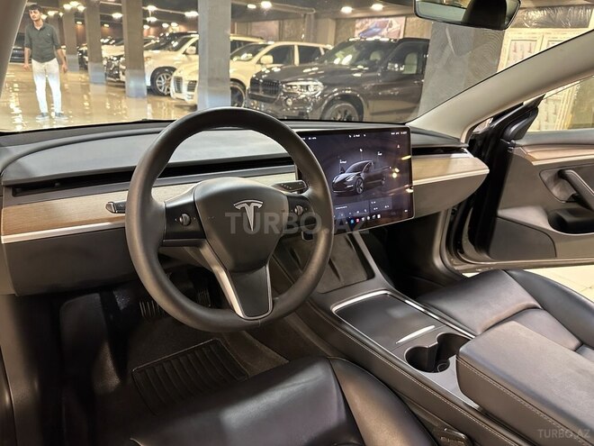Tesla Model 3-10