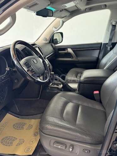 Toyota Land Cruiser-8