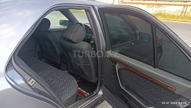 Mercedes C 220 1995, 395,000 km - 2.2 л - Qax