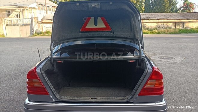 Mercedes C 220 1995, 395,000 km - 2.2 л - Qax
