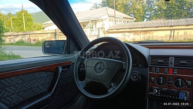Mercedes C 220 1995, 395,000 km - 2.2 л - Qax