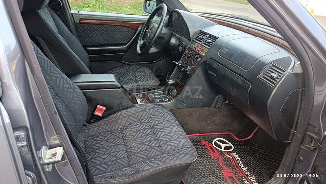 Mercedes C 220 1995, 395,000 km - 2.2 л - Qax