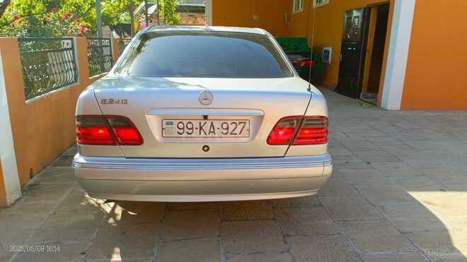 Mercedes E 240 2000, 328,489 km - 2.6 l - Salyan