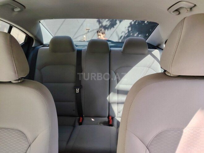 Hyundai Elantra-9