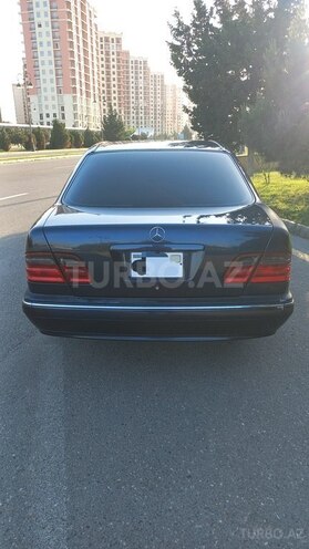Mercedes E 240 1999, 270,000 km - 2.4 l - Bakı
