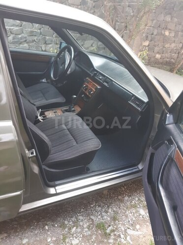 Mercedes E 250 1990, 452,369 km - 2.5 l - Şəki