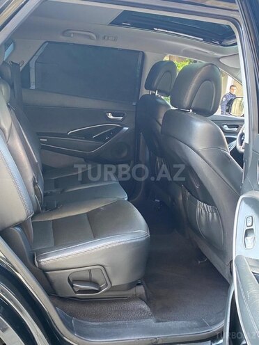 Hyundai Grand Santa Fe-12