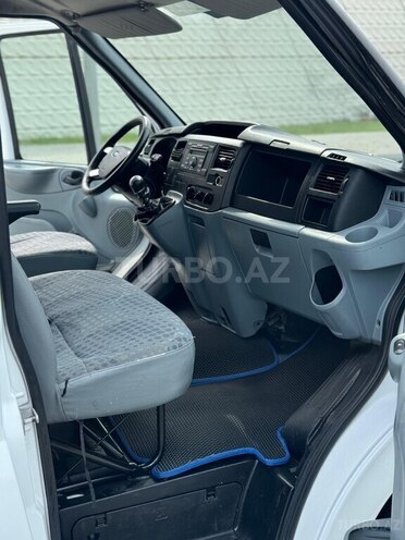 Ford Transit-13