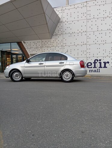 Hyundai Accent-12