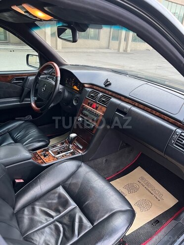 Mercedes E 240 1998, 398,000 km - 2.4 l - Salyan