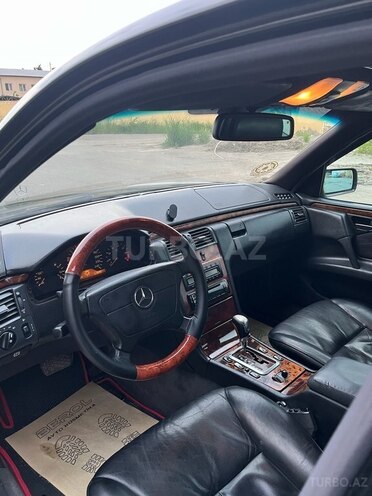 Mercedes E 240 1998, 398,000 km - 2.4 l - Salyan