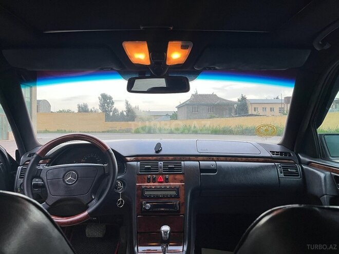 Mercedes E 240 1998, 398,000 km - 2.4 l - Salyan